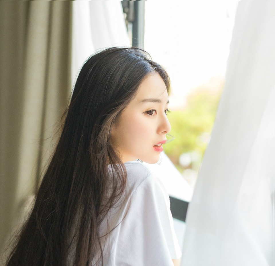 刘璝皱眉看了邓贤一眼，此时本该由他来拿主意才对，但邓贤却未经过他的同意，便已经直接越俎代庖，这让他面色有些不好看，却也无可奈何，按身份、按资历，邓贤不比他差。